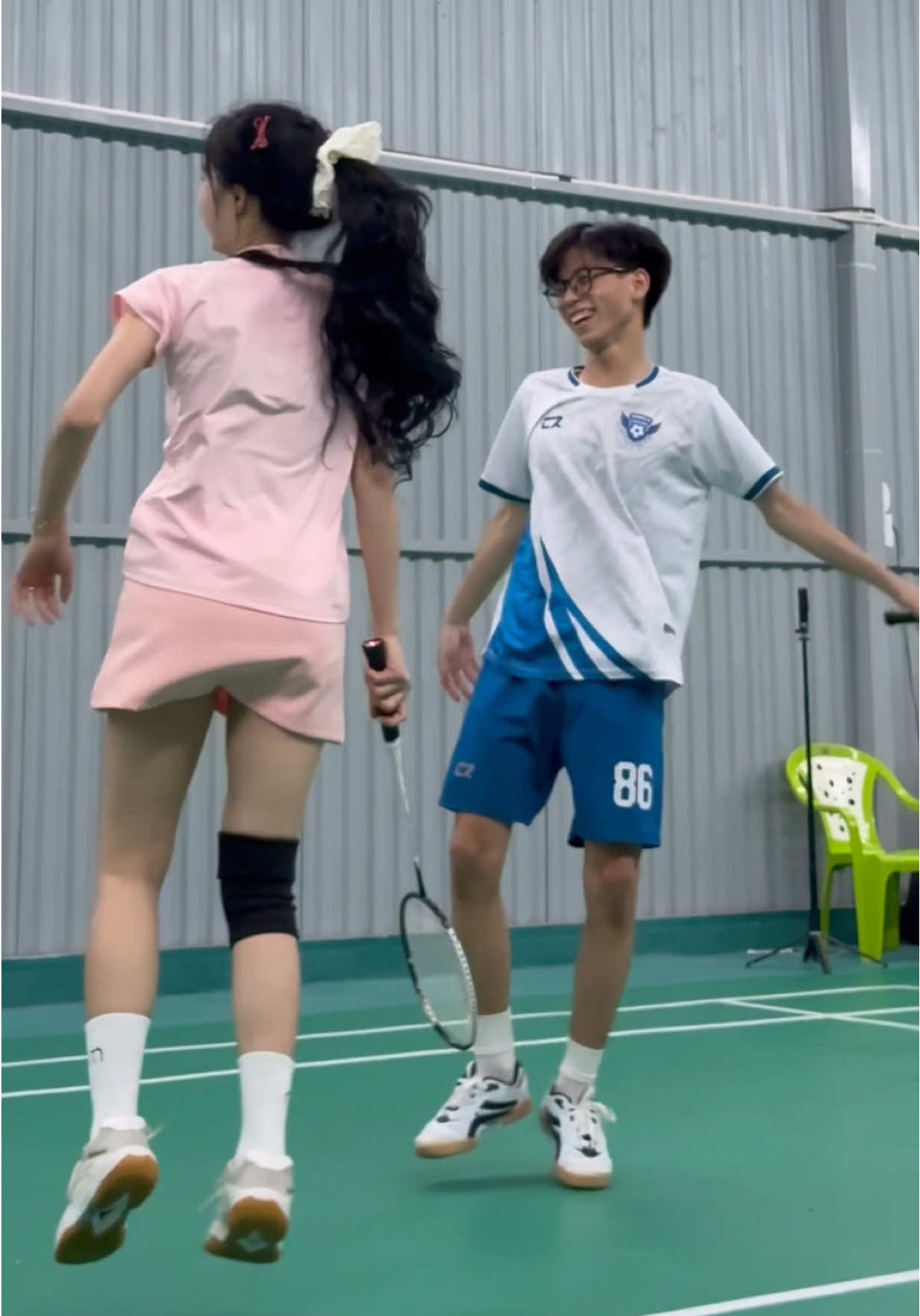 Kèo này chị em mình có hai chai nước mang về 😋 #badminton #caulong #checkin #funny