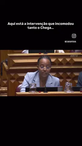 Para quem ainda não leu a Constituição — deixo aqui dois artigos importantes: 📌 O Artigo 46.º, n.º 4, proíbe associações racistas ou que perfilhem a ideologia fascista. 📌 O Artigo 160.º, alínea d), determina que os deputados perdem o mandato se forem condenados por envolvimento em organizações desse tipo ou por perfilharem essas ideologias. Ignorância não é imunidade. A Constituição é clara. Quem a quiser desrespeitar, ao menos que não o faça em voz alta num órgão de soberania.#chega #ps #racismo #portugal #democracia 