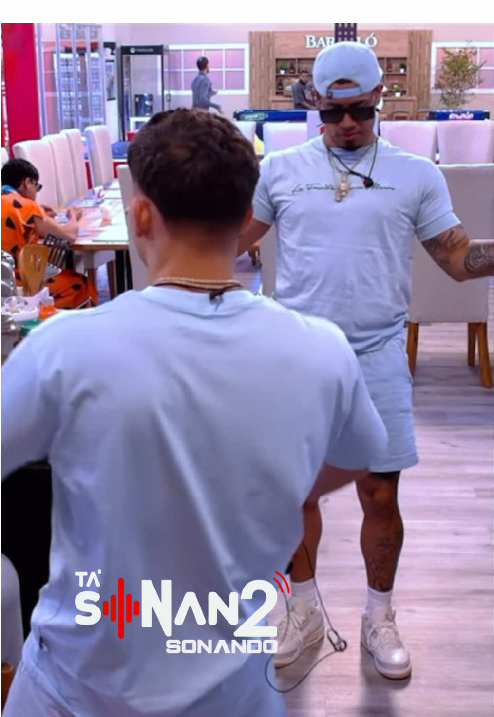 Michael Flores y Jlexis bailando 😂🤣 #lacasadealofoke2 #lacasadealofoke #jlexispr1 #michaelflores #puertorico 