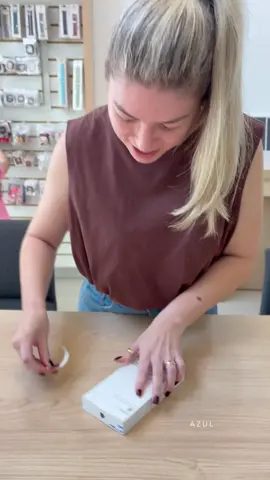 💙📱 Olha a carinha dela abrindo o novo iPhone 17 Pro Max Azul Titânio! A reação diz tudo… esse modelo tá simplesmente de outro nível! 😍 Bateria que dura 4 horas a mais, câmera insana e a nova tecnologia Ceramic Shield 2, que faz os riscos sumirem como mágica ✨ Quem mais teria essa sensação de felicidade ao abrir um desses agora? 😏 📲 Me chama no direct ou comenta “QUERO O MEU” pra garantir o seu antes que acabe! #iPhone17ProMax #iPhoneAzul #AppleBrasil #Unboxing #iPhoneLançamento     
