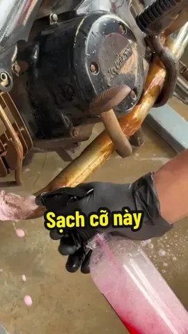 Rửa xe đơn giản tại nhà với dung dịch rửa xe đa năng! Nó có thể tẩy được lốc máy và nhưng chi tiết bị rỉ sét,ố vàng trên xe. Bạn đã thử chưa?? #tuong47shop #tayriset #tayovang #tayruadanang #taylocmay 