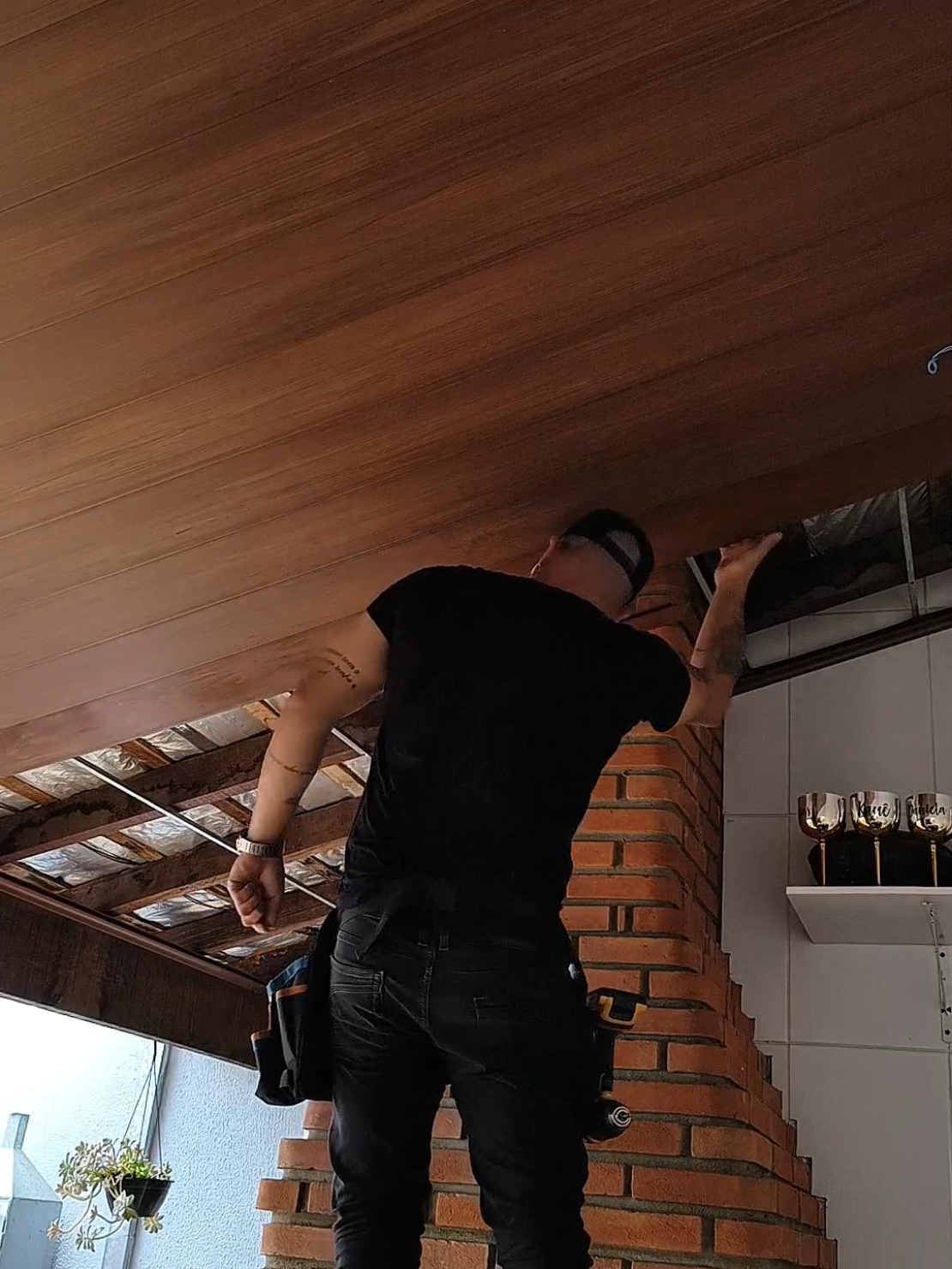 Antes e depois daquela transformação com forro PVC na área gourmet 😍 E aí, qual versão você prefere? 👇🔥 #forrodePVC #antesedepois #areagourmet #transformacao #decoracaocasa