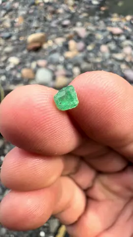 Mandé a tallar la esmeralda que encontré en el río minero  @💚AVENTURA ESMERALDERA💚 #esomenor #esmeralda #colombia 