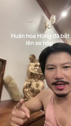 Huấn đã bị bắt lên xe hộp.