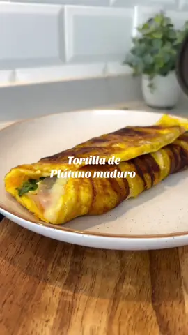 Tortilla de plátano maduro🍳🍌🧀  Puedes agregarle tocino🥓 o jamón de pavo y queda exquisito😋 para desayuno o cena.  INGREDIENTES: •1 plátano maduro •2 huevos •Queso mozarella •Jamón de pavo  •Espinaca •Sal y pimienta al gusto #recetassaludables #recetasfaciles #healthyrecipes #omelette #desayunosaludable 