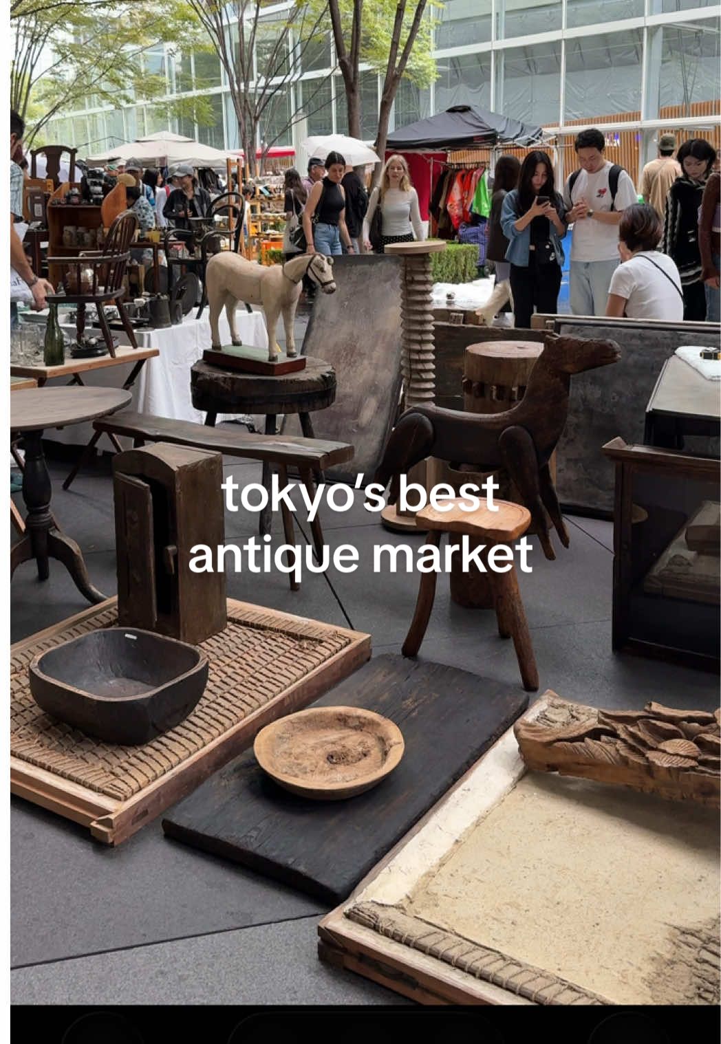 Whenever I travel, I always make time for the local flea markets. It’s one of the best way to get to know a city and Japan’s are next level. The Oedo Antique Market happens twice a month right outside Tokyo International Forum, and it’s one of my favorites so far #oedoantiquemarket #thingstodointokyo #japantravel #tokyofleamarket #vintageshopping