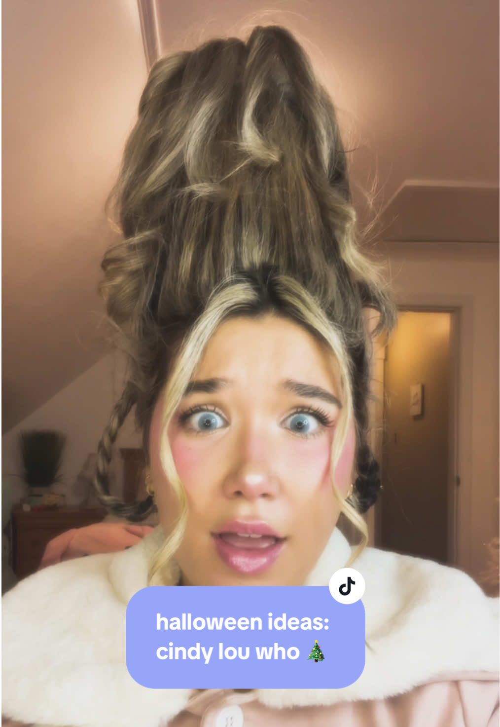 highly recommend being cindy lou who for halloween ❄️🩷 #cindylouwho #halloweencostume #halloweenideas #grinch #halloweenmakeup 