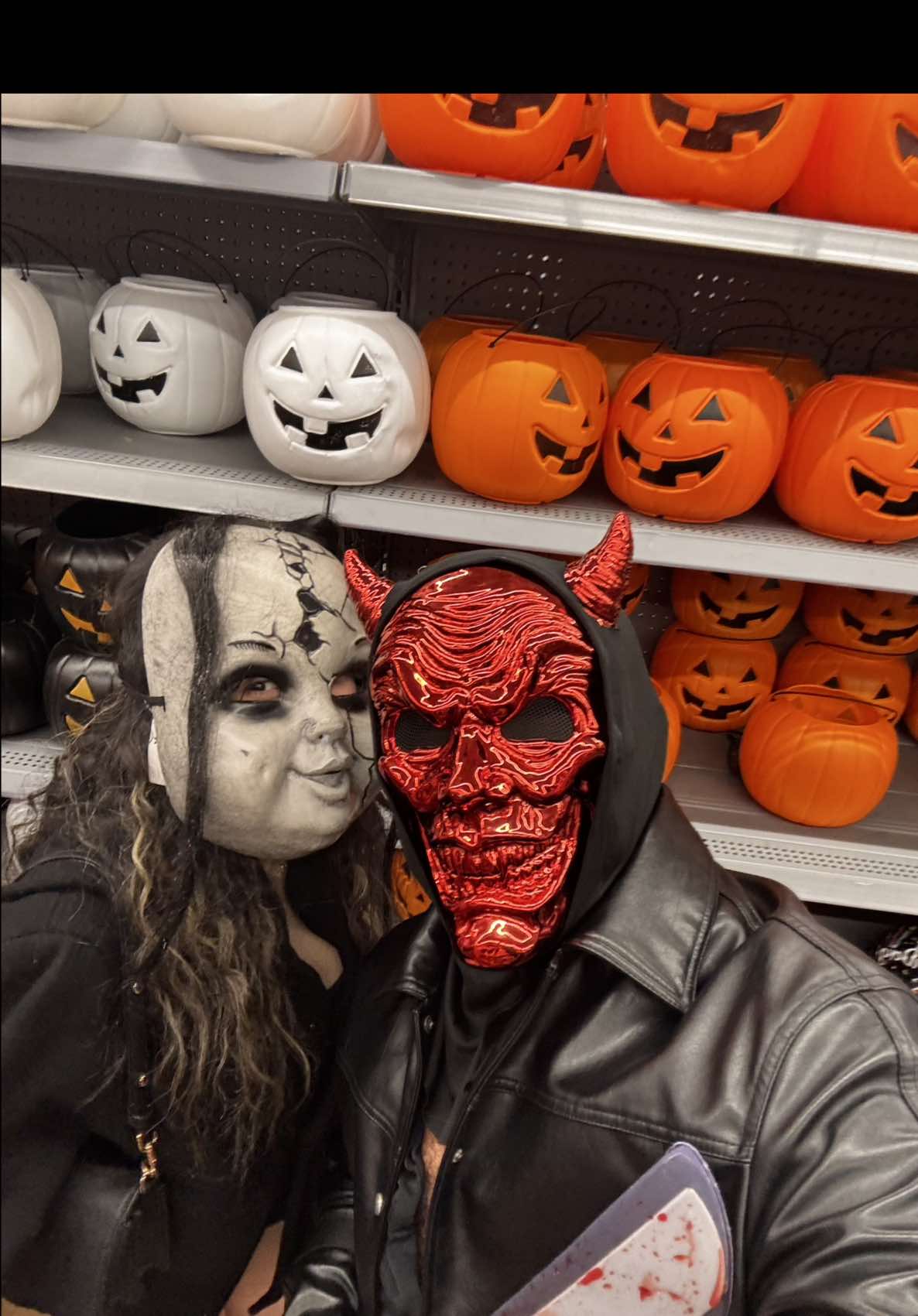 Solo vinimos a walmart por esto @Raffa🧸 y casi me caigo estaba temblando 🤣 #halloween #fyp 