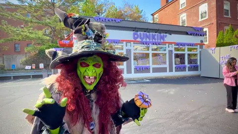 Spidey D is scurred. I need everyone to tag @Dunkin' ! He ain’t BEEZing in this trap! Video by @SalemFootsteps  #salem #dunkin #spideyd #dunkindonuts #salemmassachusetts           