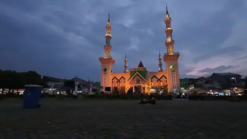 Menuju Senja: Menikmati Senja Sambil Mendengar Azan Maghrib dari Masjid Agung Tegal. #tegal #kotategal #masjidagungtegal #alunaluntegal #WPchannel