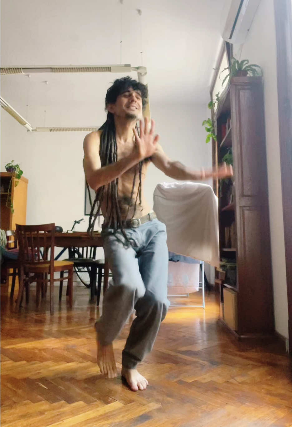 Por favor recomiéndame una canción para bailar, gracias 💛 #baile #danza #dance #hippie 