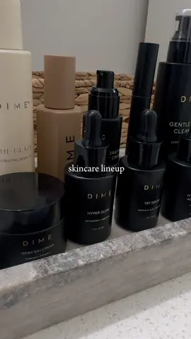 ❄️🎄this season’s skincare line  up. Love my  @DIME Beauty  tinted glowing cream it’s a daily staple along with my @Primally Pure #holidaygifts #holidaygiftideas #winterskincare #skincareroutine #nontoxicskincare 