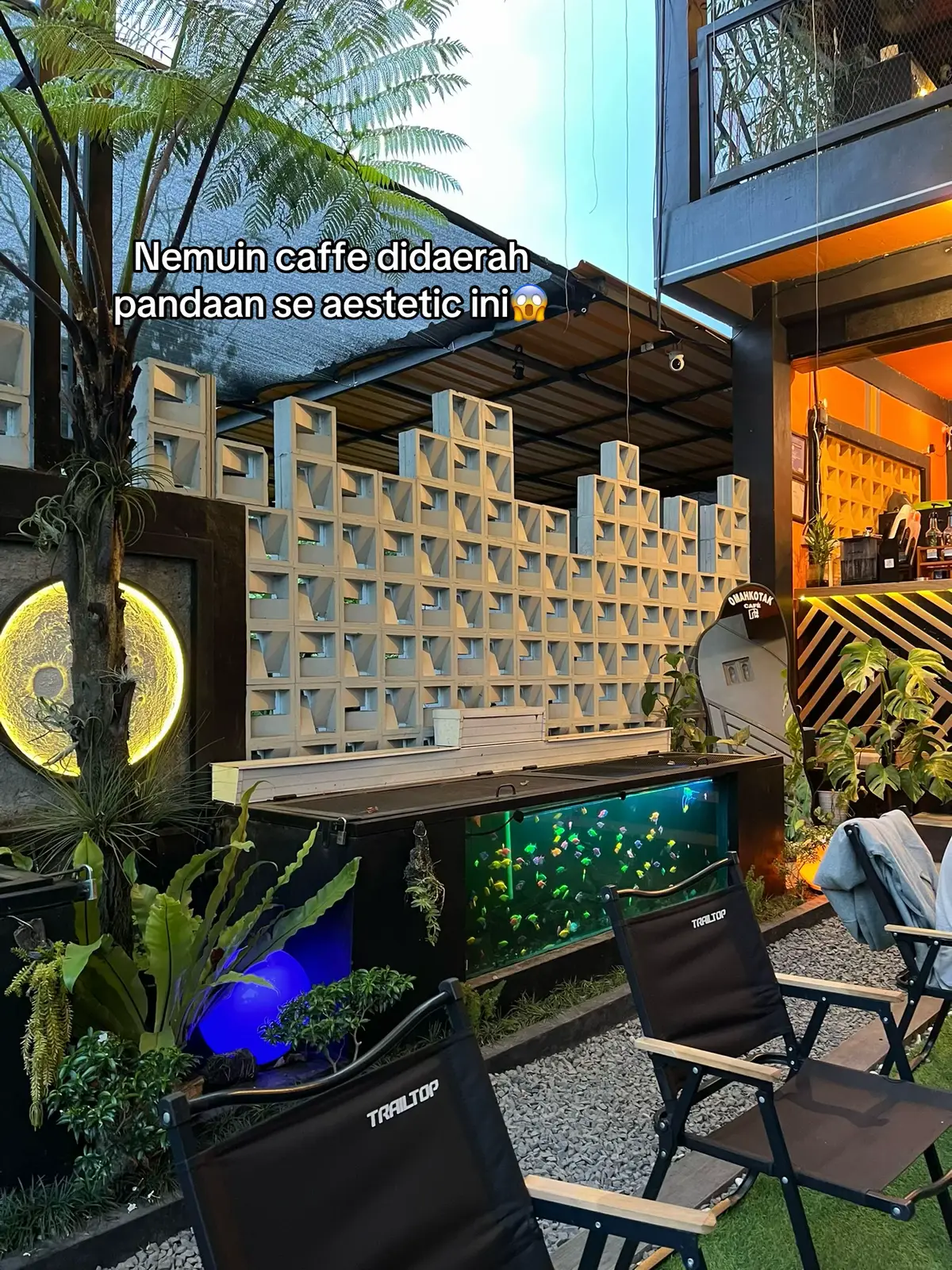 Ini caffe unik menurut aq karena ada room karaoke nya . Tapi kita belom cobain sih karena pas kesini kita memang bener2 niatnya mau makan aja karena pulang kerja ,kelaparan 😩🤭 .yang mau cobain bisa datang kesini 🤗 bisa sambil refresh nih pikiran🤗🫵😍