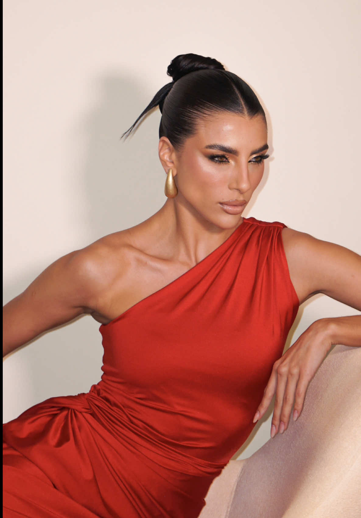 Até eu fico na dúvida se prefiro a @ISABELA PILLA de cabelo solto ou preso 🫠 Aqui tem belezaaa em?! 🗣️ Mas pra essa produção escolhi fazer um coque bemmm puxadinho, bem alinhado e com um brilho chic! Me conta o que vocês acharam 🫶🏻 Ah, me responde aqui: será que eu libero essa aula completa no meu curso online? 👀