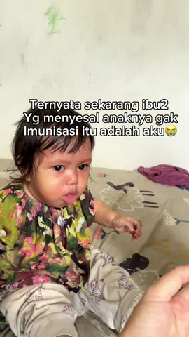 Sakit banget dengar suara batuknya😭 nanti kita kejar ketinggalan imunisasi itu ya dek, terlambat sedikit daripada gak sama sekali, imunisasi gak menjamin anak sehat trus, tapi setidaknya dgn imunisasi dapat mengurangi resiko, seandainya adek dan kk imunisasi mungkin gak separah ini batuk pertusis nya 🥺😢 semoga jadi pelajaran buat buibu yg lain , jgn egois kayak aku yg karna jahitan Sc ku rembes, infeksi bernanah hampir jahit ulang, yg jahitan bolong2 4 cm kedalaman 2 cm sampe nampak daging ny, dan ada dua titik kanan kiri 2 cm😭 itu udah buat stres banget, aku sudah berjuang melahirkan anaku di meja operasi, harusnya aku jg bisa berjuang kesehatan anakku dgn imunisasi🥺