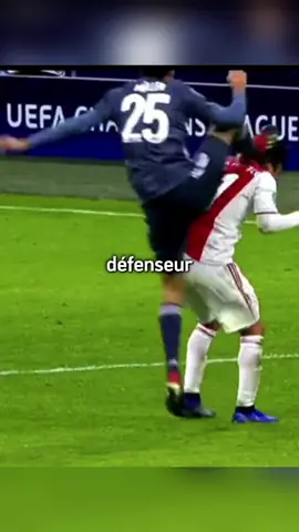 Le défenseur le plus dangereux du monde : le roi du carton rouge #FootballHistory #RedCardKing #LegendaryDefender #CrazyFootballMoments #FootballFacts