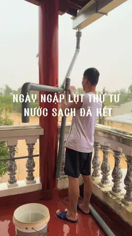 Mức báo động lịch sử trên sông Vu Gia, ngày thứ tư ngập lụt cô lập thì nước sạch đã hết, đồ ăn đã cạn. #lũlutmientrung #lũlụt 