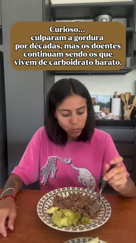 Curioso… culparam a gordura por décadas 🥩🔥 Mas quem segue lotando os hospitais é quem vive de pão, açúcar e farináceos baratos 🍞🥤 A gordura natural não é vilã. O que realmente destrói seu metabolismo é a resistência à insulina causada pelo excesso de carboidratos processados. #dietadaselva #dieta #saude #foryou #fyp 