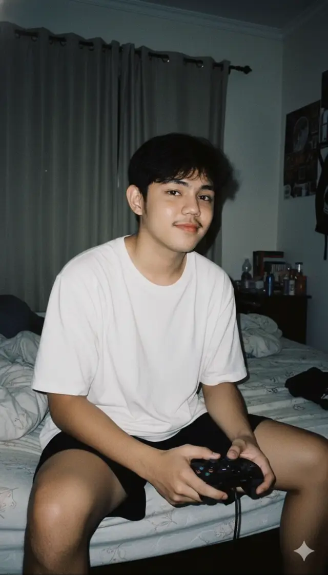 Buat potret seluruh tubuh yang realistis dari seorang pria muda. (Wajah dan penampilan tetap 100% sesuai dengan gambar aslinya. Tidak ada pengeditan). Diambil dengan kamera digital berkualitas rendah. Gaya 2000-an. Menggunakan flash langsung dengan efek cahaya yang lembut dan menyebar, cahaya flash yang menyebar, sedikit eksposisi berlebihan, dan tekstur butiran halus. Suasana alami, alami. Suasana digital antik. Cahaya sekitar yang cerah. Nada sinematik. Fokus lembut. Estetika film 35mm. Permukaan butiran halus. Filter bergaya kamera. Berkedip dalam gelap. Anak laki-laki itu sedang duduk di tempat tidurnya di kamar tidurnya. Kamar remang-remang dan tirai ditarik. Pakaian: Dia mengenakan kaos putih kebesaran dengan celana pendek hitam Pose: Dia menghadap ke samping sedikit dengan wajah menghadap kamera. Mulutnya sedikit terbuka. Pose yang lucu dan nakal. Aksesori: Dia memegang pengontrol PS3. #ai #AI #geminiai #gemini #fypシ 