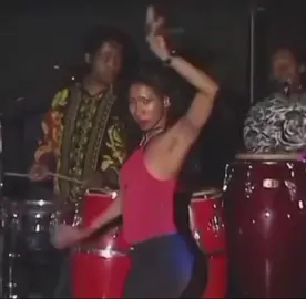 Inês Brasil em seu show cantando te amo  lk de grupo telgr na descrição, apenas conversas