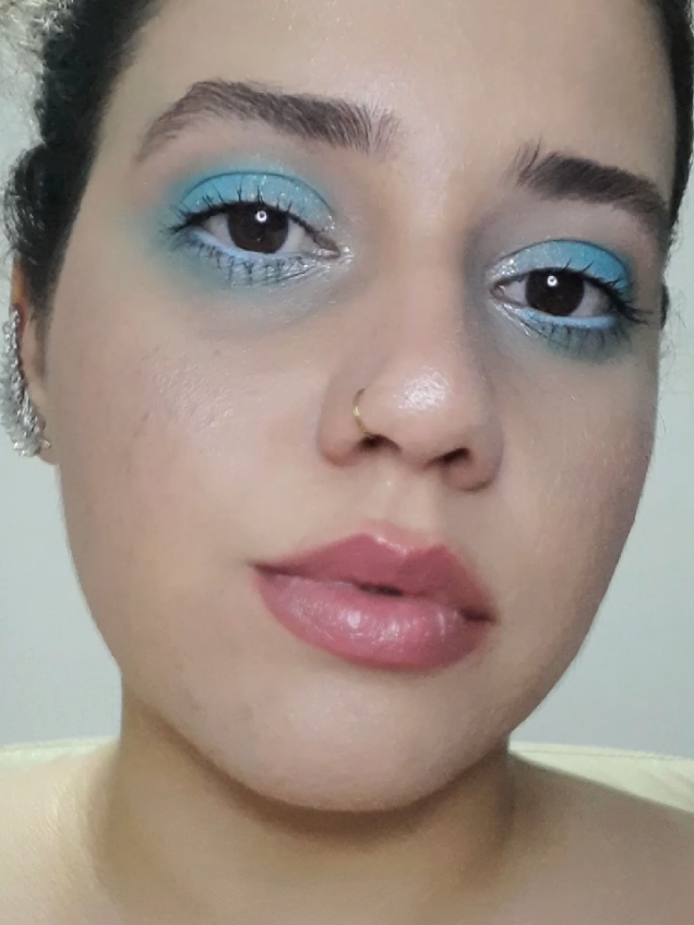 Maquiagem azul 🌊 . . Produtos usados no vídeo: - Paleta de sombras BT MARBLE smokey eyes de @Bruna Tavares - Contorno blush contour de BT @Linha Bruna Tavares na cor BROWN SUGAR.  - Lápis de olhos da @Avon Brasil Avon color trend na cor: AZUL PISCINA. - Sombra azul turquesa da TRACTA.  - Lápis de olhos a prova d'água da @Fenzza Make Up na cor: AZUL CLARO. - Máscara para cílios @Melu Maquiagem BR . - Contorno labial da Fenzza linha Choco Fun na cor: DOLCE. . . Lábios  - Gloss labial linha Radiant Kiss da @Ruby Rose BR na cor: RK 50. #maquiagem  #maquiagembrasil  #maquiagemtiktok  #maquiagemazul  #maquiagemfacil 