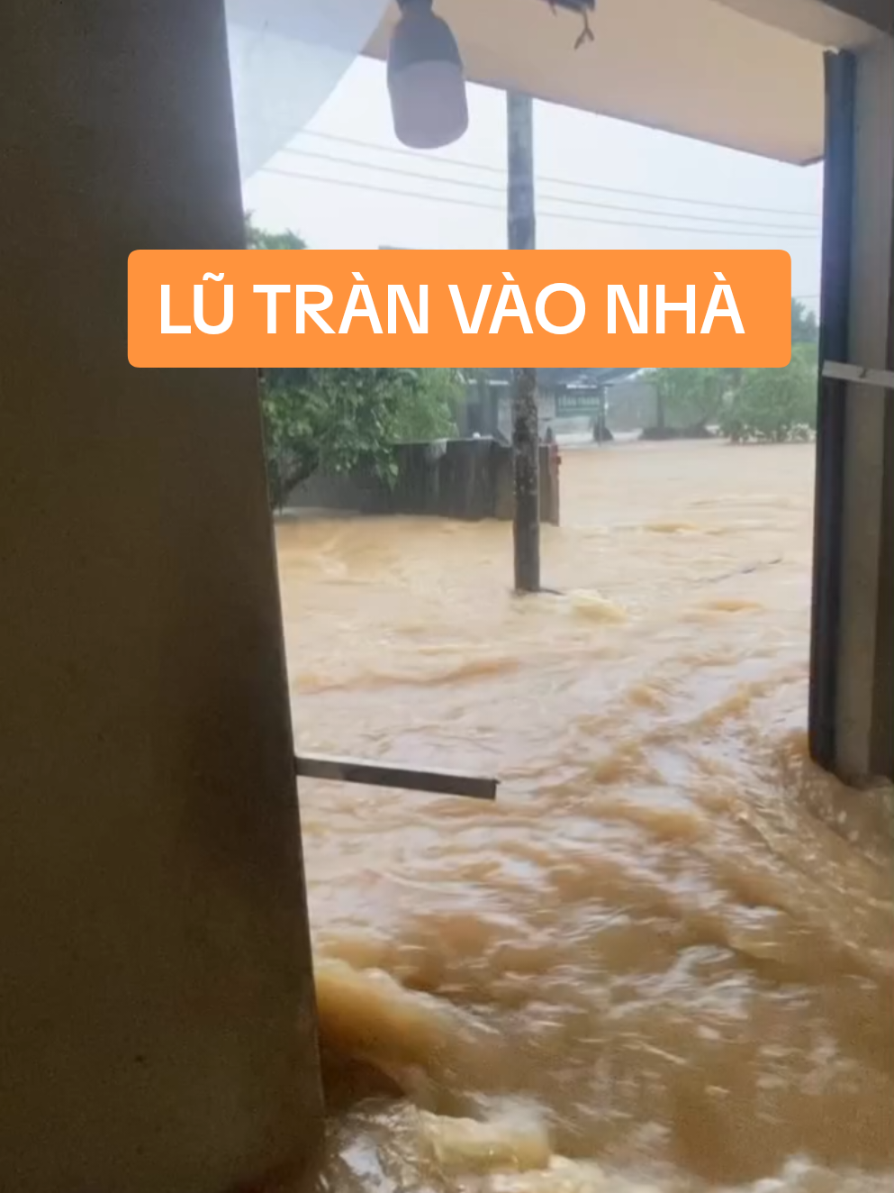 NƯỚC LŨ CUỒN CUỘN ĐỔ VÀO NHÀ 