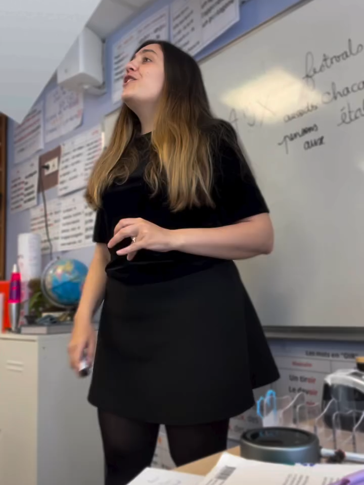 Le pluriel des mots en AL 🎶  Enseigner l’orthographe lexicale est presque devenu une passion depuis cette année ! Le pluriel des mots en AL est une règle assez difficile à appliquer pour les élèves, dans ces cas là, je prépare une petite chanson pendant le dej et hop on la chante en classe 😃  ⚠️ On dit bien un tuyAU ! 😅   #enseigner #prof #instaprof #teampe #chanter #apprendreensamusant #teacher #teaching #orthographe #français   Le pluriel de CÉRÉMONIAL est ⬇️