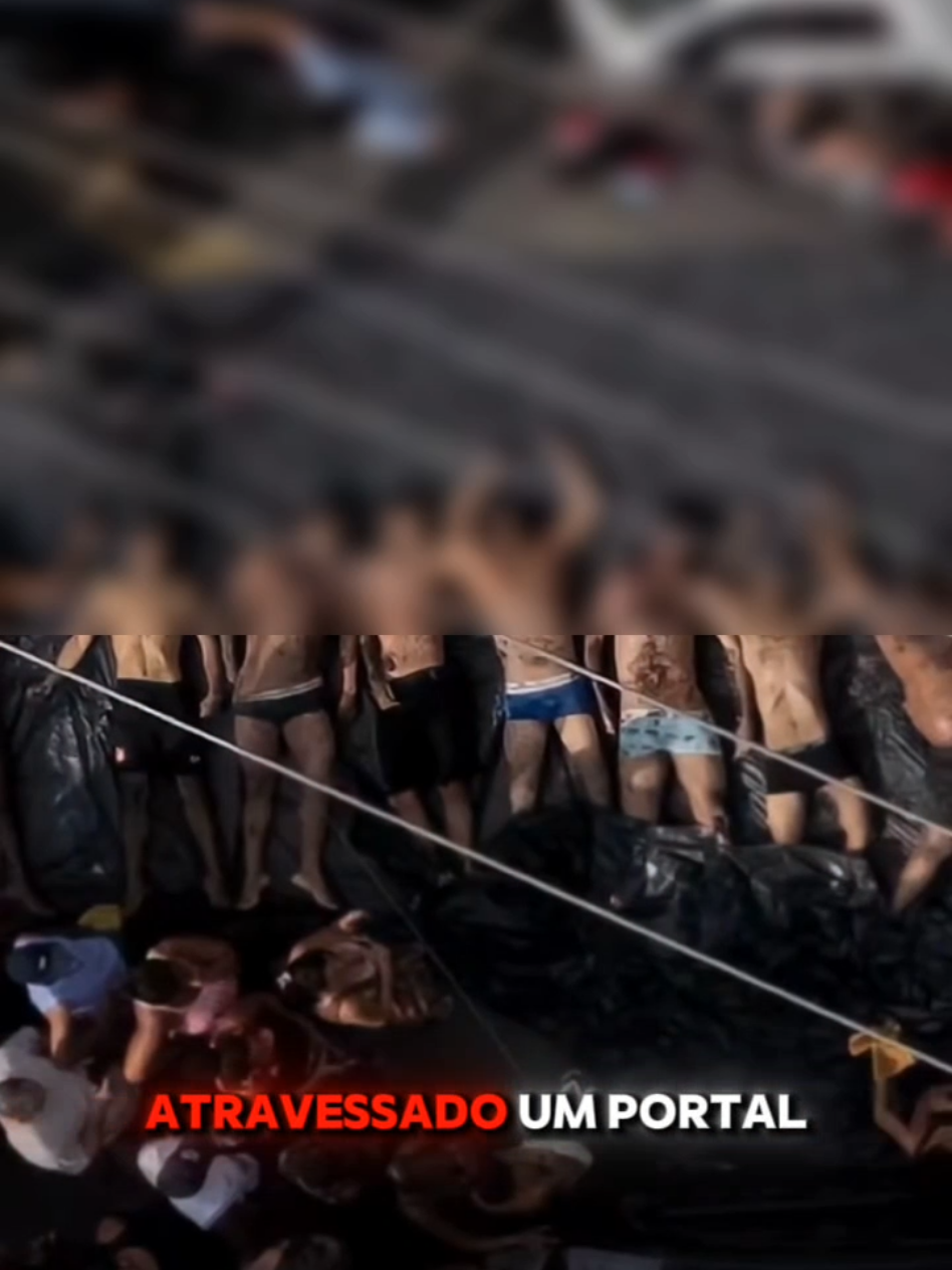 “Esses indivíduos estavam equipados com camuflados e outros itens táticos. Agora surgem apenas de cueca ou short — como se tivessem atravessado um portal e trocado de roupa. Há imagens de pessoas retirando e alterando as condições dos corpos antes de serem colocados nas ruas”, disse Curi. Em meio ao desdobramento da megaoperação realizada no Complexo da Penha, no Rio de Janeiro, o secretário de Polícia Civil, Felipe Curi, classificou como “grave” o episódio envolvendo a remoção de mais de 70 corpos encontrados em área de mata e posteriormente levados por moradores para uma praça do bairro, na manhã desta quarta-feira (29). Segundo o secretário, há fortes indícios de fraude processual durante o transporte desses indivíduos neutralizados. A Polícia Civil afirma possuir registros que mostram moradores retirando os corpos da mata e despindo-os antes de colocá-los em via pública. Na terça-feira (28), durante a ação contra o Comando Vermelho, a polícia já havia retirado outros 58 indivíduos da mesma região de mata. As autoridades de Segurança Pública disseram não ter sido previamente informadas sobre os corpos que surgiram nesta quarta, o que dificulta o trabalho de perícia inicial. Roupas camufladas sumiram: “milagre” ou manipulação? Curi destacou uma divergência considerada crucial para a investigação: os criminosos estariam utilizando roupas camufladas e equipamentos de combate enquanto estavam na mata — vestimentas que desapareceram antes da exposição pública dos corpos para a mídia. Vídeos divulgados mostram indivíduos cortando o camuflado de um dos corpos com o intuito de retirar o uniforme de combate. #contencao #murodobope #megaoperação #riodejaneiro #penha 