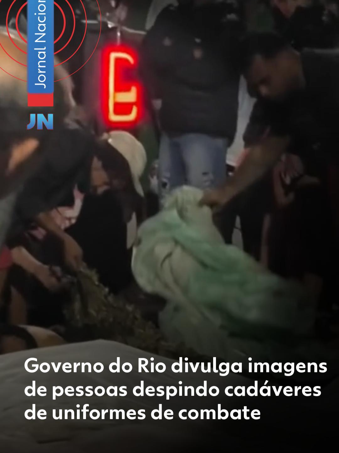 Novas imagens - As autoridades estaduais de segurança pública apresentaram nesta quarta-feira (29) detalhes do planejamento da ação no Rio de Janeiro, executada na terça (28). Os corpos começaram a ser identificados nesta manhã, mas nenhum nome foi divulgado ainda. O secretário de Polícia Civil do Rio, Felipe Cury, disse que os mortos usavam roupas de combate, como botas e fardas camufladas. Ele exibiu um vídeo que mostra um dos corpos tendo a roupa cortada ao chegar à Praça São Lucas. “Nós temos imagens deles todos paramentados com roupas camufladas, com colete balístico, portando essas armas de guerra aqui. Aí apareceram vários deles só de cueca ou só de short, descalços, sem nada. Então, nós temos imagens de pessoas que retiraram esses corpos da mata e colocaram em via pública, tirando a roupa desses marginais. E, também, é importante mencionar que a Polícia Civil está instaurando um inquérito policial na 22ª DP da Penha para investigar essas pessoas pelo crime de fraude processual”, afirma Felipe Cury. Clique em 'leia o artigo' para ver a reportagem completa. #riodejaneiro #JN #g1 #JornalNacional