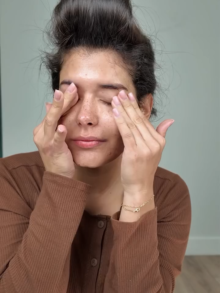 Breaking my neck to get ready to @virginvoyages brilliant lady tour 🚢 having a hair moment and trying to cover my tired under eyes 😮‍💨 did I nailed? #transitionreels #virginvoyages #makeuptransition