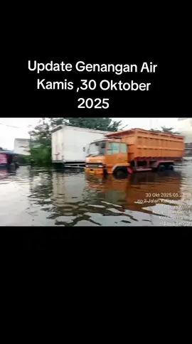 UPDATE SITUASI BANJIR KALIGAWE – Kamis, 30 OKTOBER 2025 Selamat pagi Komandan, Ijin melaporkan perkembangan situasi arus lalu lintas di wilayah Genuk  pada: Pukul: 05.24 WIB Hari/Tanggal: Kamis,  30 Oktober 2025 Lokasi: Jalan Raya Kaligawe KM 5, depan RSI Sultan Agung, Semarang Arus lalu lintas dari arah Semarang menuju Demak dan sebaliknya mengalami ketersendatan cukup panjang akibat genangan air sedalam ±70–90 cm di titik terdalam. Sebagian arus kendaraan telah dialihkan melalui jalur alternatif Jalan Wolter Monginsidi. Sedangkan kendaraan dari arah Semarang dialihkan ke jalur Pedurungan untuk mengurangi kepadatan. Bagi pengendara KBM pribadi dan truk kecil sementara waktu dihimbau untuk tidak melintasi jalur Kaligawe karena kondisi air masih tinggi dan berisiko mogok. Tetap berhati-hati dan waspada dalam berkendara 🙏 ——— #PolrestabesSemarang #PolsekGenuk #UpdateBanjir #Kaligawe #LaluLintas 