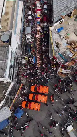 Essa é a visão de hoje no Complexo da Penha. Do alto, o drone mostra o que muitos fingem não ver. Escolhas são feitas, e as consequências estão aí. A dor que fica é da família. Moradores do Complexo da Penha levaram pelo menos 72 corpos para a Praça São Lucas, uma das principais da região, na madrugada desta quarta-feira (29), elevando para 132 o número total de mortos desde o início da operação policial na terça-feira (28). Esses 72 corpos, todos de homens, foram encontrados na área de mata da Vacaria, na Serra da Misericórdia, onde ocorreram intensos confrontos, e não constavam no balanço oficial anterior das autoridades. O secretário da Polícia Militar, coronel Marcelo de Menezes Nogueira, confirmou que os corpos levados à praça não estavam na contagem inicial e que sera realizada uma pericia para determinar a relação dessas mortes com a operação policial. Antes dessa descoberta, o balanço oficial divulgado pelo governo era de 64 mortos, sendo 60 suspeitos e quatro policiais (dois civis e dois militares do BOPE). Apesar do alto número de mortes, o governador Cláudio Castro (PL) classificou a operação como um 