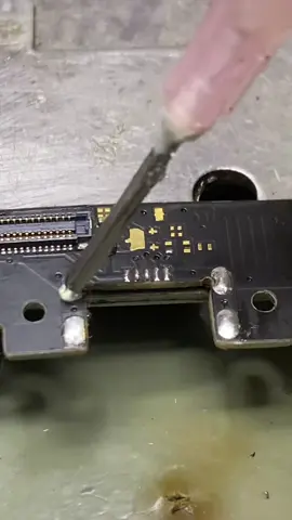 Falha no conector de carga, feito a substituição do componente danificado. #motorola #assistenciatecnica #reparo #celular #viral 