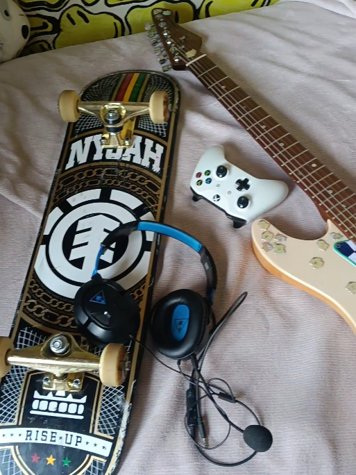 My hobbiessss #hobbies #fyp #viral #skateboard #guitar 