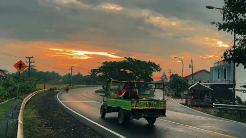 View Sunrise dari jembatan cisumur memang seindah itu 🍁 #CapCut #gandrungmangu #cilacap #fyp #foryou 