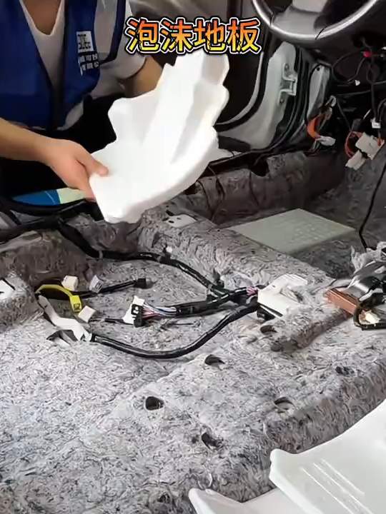 真不敢相信泡沫能用在车里面#汽车知识 #使用泡沫地板的汽车 #内容过于真实#每日一个用车知识
