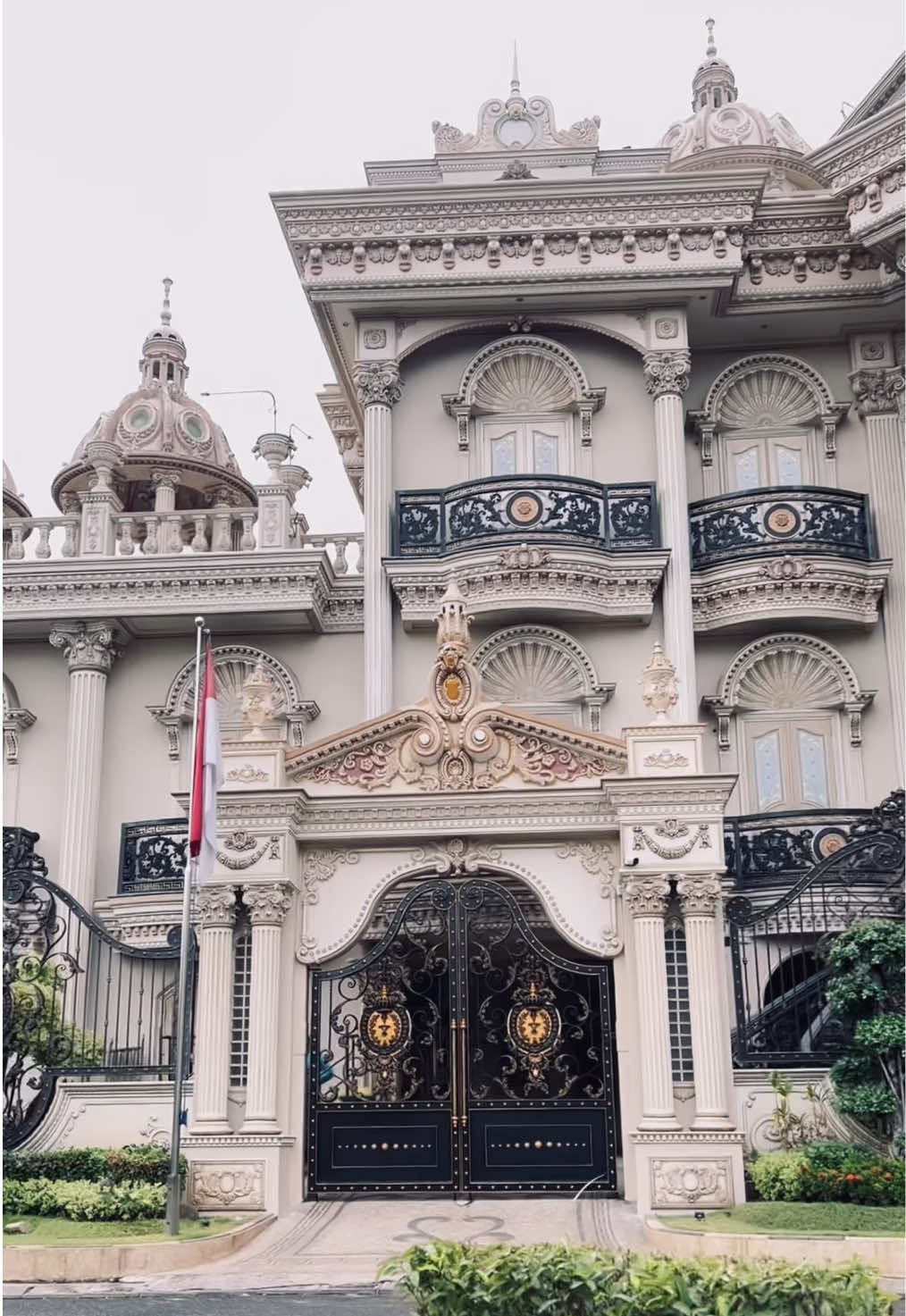 rumahnya siapa? mewah bgt njir 😳 #sidoarjo #4u #fyp #mansion #jatim 