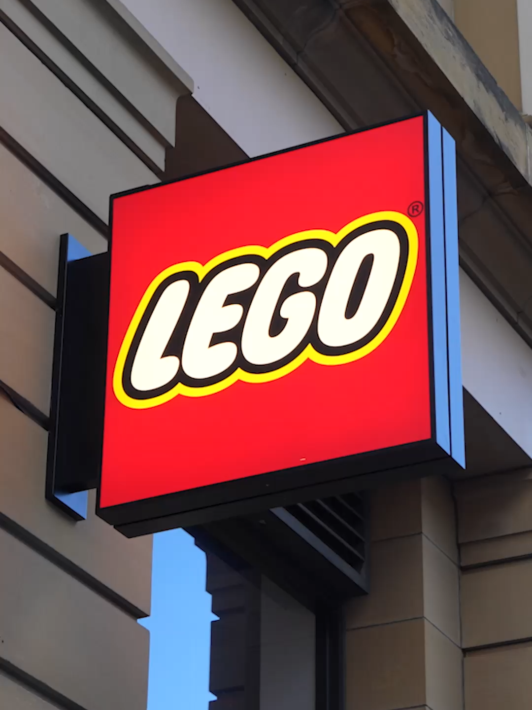 Tasmania's first LEGO® Store is open! Inside the LEGO® Store you'll find - - An incredible wildlife feature - Totally unique to the Hobart LEGO® store, including 10 species of birds native to Australia made in LEGO® brick form. - A signature LEGO® mosaic featuring the iconic Hobart waterfront with Mount Wellington in the background, built from 19,511 LEGO pieces. - A custom large-scale 3D model, made from 43,633 LEGO® bricks that took 219 hours to build. Come check it out in person at 38 Elizabeth St, Hobart. #LEGO #bricksmegastore #legocertifiedstores #Tasmania #Hobart