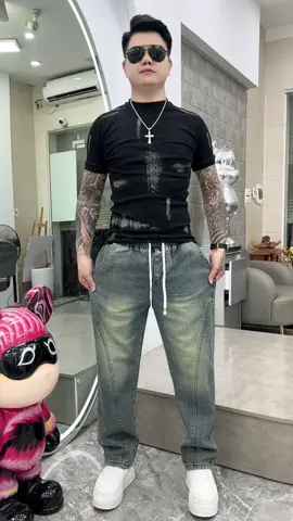 Quần jean nam . Lưng thun .chất jean mềm mịm . Phom ống suông , ae phối thêm đôi giầy là hết ý nhà thơ luôn