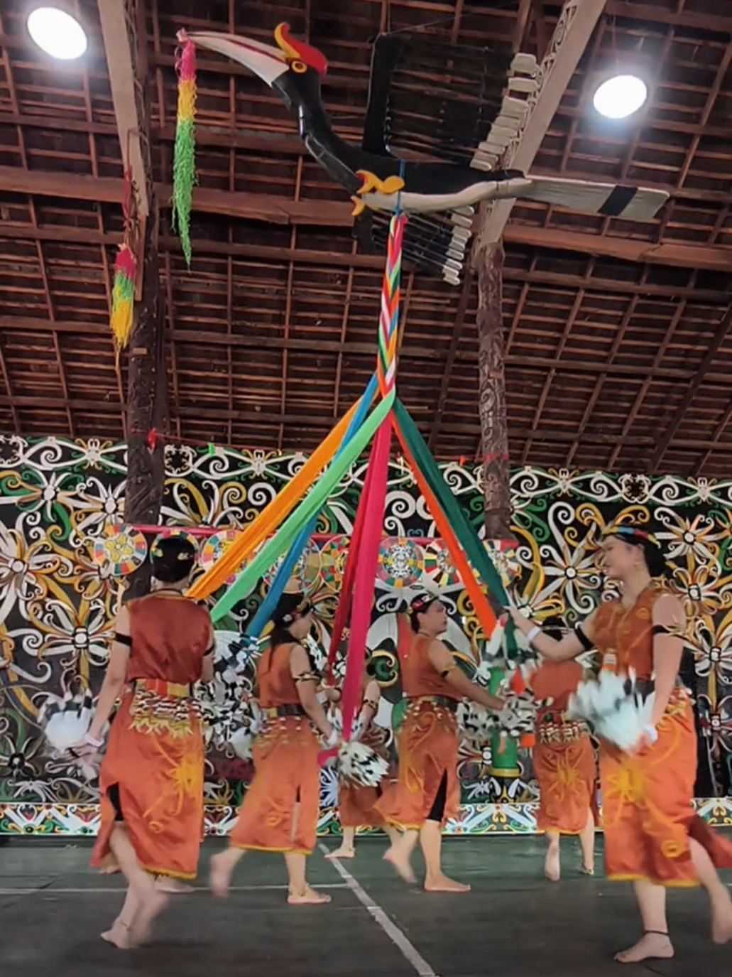 Tari Anyam Tali, atau dikenal jg sbg tari Bhineka Tunggal Ika, merupakan salah satu tarian Suku Dayak yang menyimbolkan persatuan dan kerukunan antar suku, terlihat dari proses gerakan tarian yang seperti menganyam tali untuk membentuk simpul atau ikatan yang utuh. Full cultural show performance bisa disaksikan di Lamin Adat Desa Sungai Bawang (dekat Samarinda). #taridayak #tariandayakkalimantan  #tariantradisional #tariindonesia #budayaindonesia 