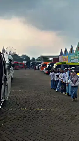 baris dulu ya ibu 😁🙏 #hiaceindonesia #bromo #fyp #sewaelfmurah #mentripariwisata 