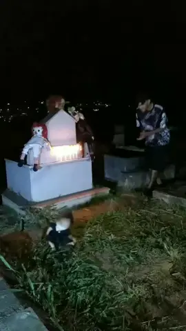 Laura dançando no cemitério 