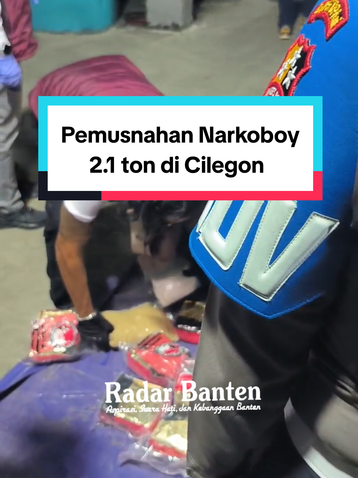Momen Pemusnahan Barang Bukti Narkoba 2,1 Ton di Cilegon Satu per satu barang bukti narkoba seberat 2,1 ton dimasukkan ke dalam tungku pembakaran suhu tinggi di PT Wastec International, Cilegon. Proses ini dilakukan langsung oleh petugas Direktorat Tindak Pidana Narkoba Bareskrim Polri sebagai langkah akhir pemusnahan barang bukti yang telah diverifikasi keasliannya. #Cilegon #BareskrimPolri #PemusnahanNarkoba #NarkobaMusnah #wastecinternational 