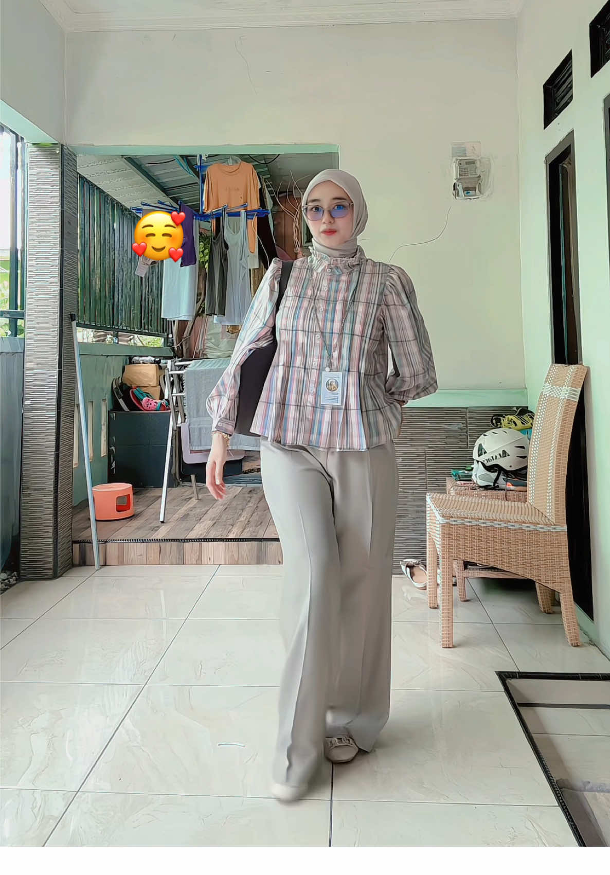 Hari jumat dengan blouse cantik 📸 #blouse #outfitinspo #fy 