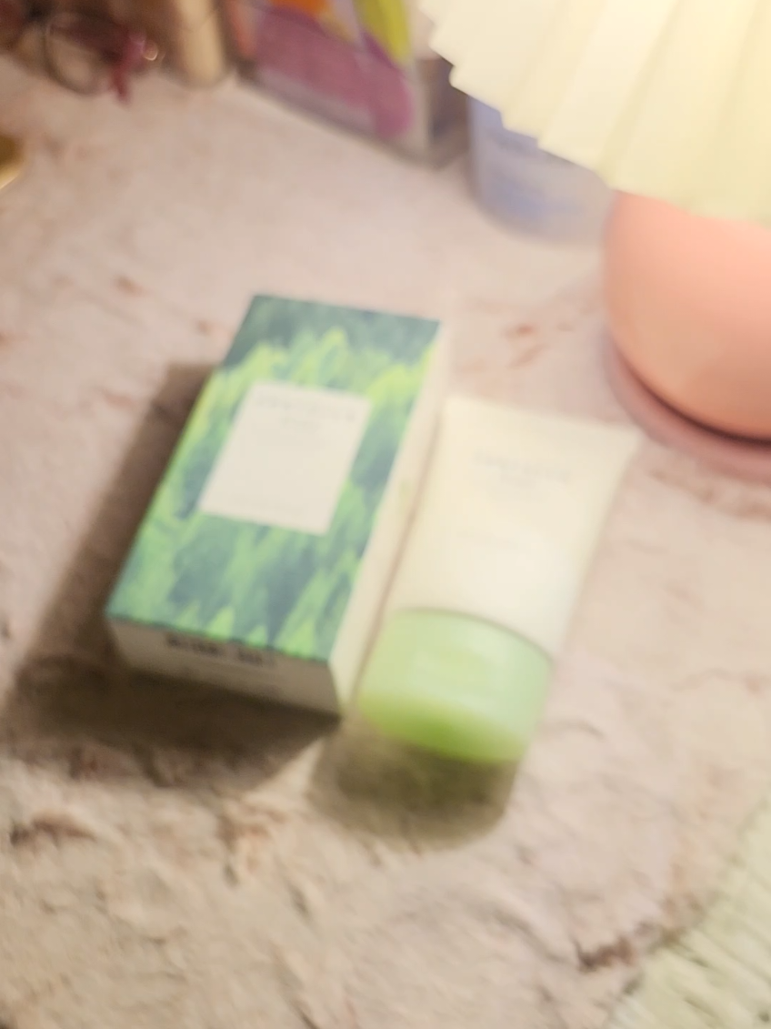 Discovering a new soothing cream for my skin: SKIN1004 Tea-Trica B5 Cream 🩵 I’m always looking for products that calm irritation and don’t feel heavy — especially now with active breakouts. ✅ What I love: • 5% Panthenol (B5) + Centella used to strengthen the barrier.  SKIN1004 +1 • Tea Tree Extract & Tea Tree Leaf Water to help targets of breakout-prone, oily/sensitive skin.  SKIN1004 +1 • Lightweight gel-cream finish, no heavy occlusive balm feeling. For active acne — yes, it can be a helpful step if your skin tolerates tea tree oil and lighter textures. I’d rate it 8/10 for calming + barrier-support in acne-prone skin. If your breakouts are severe, inflamed, or you have fungal acne or very sensitive/reactive skin, patch test or consider something simpler first. Have you tried this cream yet? I’d love to hear your experience! @skin1004philippines  #skin1004teatricab5cream #acneskincare  #softskincare 