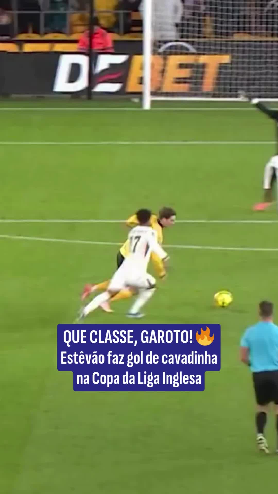O GAROTO TÁ VOANDO!!! 🔥 O Chelsea venceu o Wolverhampton por 4x3 com grande atuação dos brasileiros Andrey Santos e Estêvão. O ex-ponta do Palmeiras, inclusive, marcou um golaço de cavadinha que sacramentou a vitória dos Blues na partida. 👏 🎥 @thecarabaocup #UOL #UOLEsporte #Chelsea #Estevao #TikTokEsportes