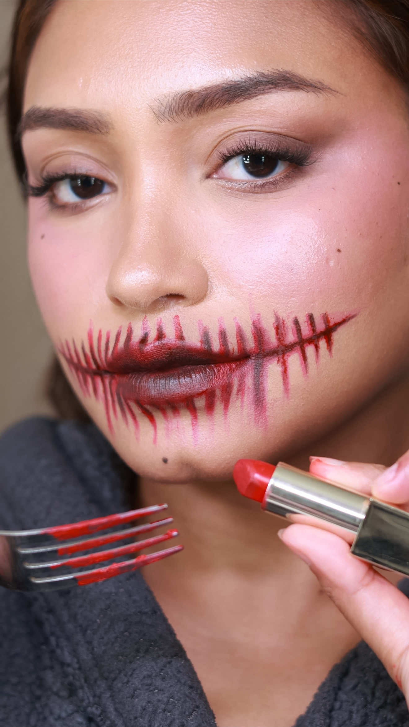 easy halloween hack with fork and red lipstick! save this ❤️ #halloweenlook #easyhalloweenmakeup #lastminutehalloweenmakeup #halloween #makeuphacks 