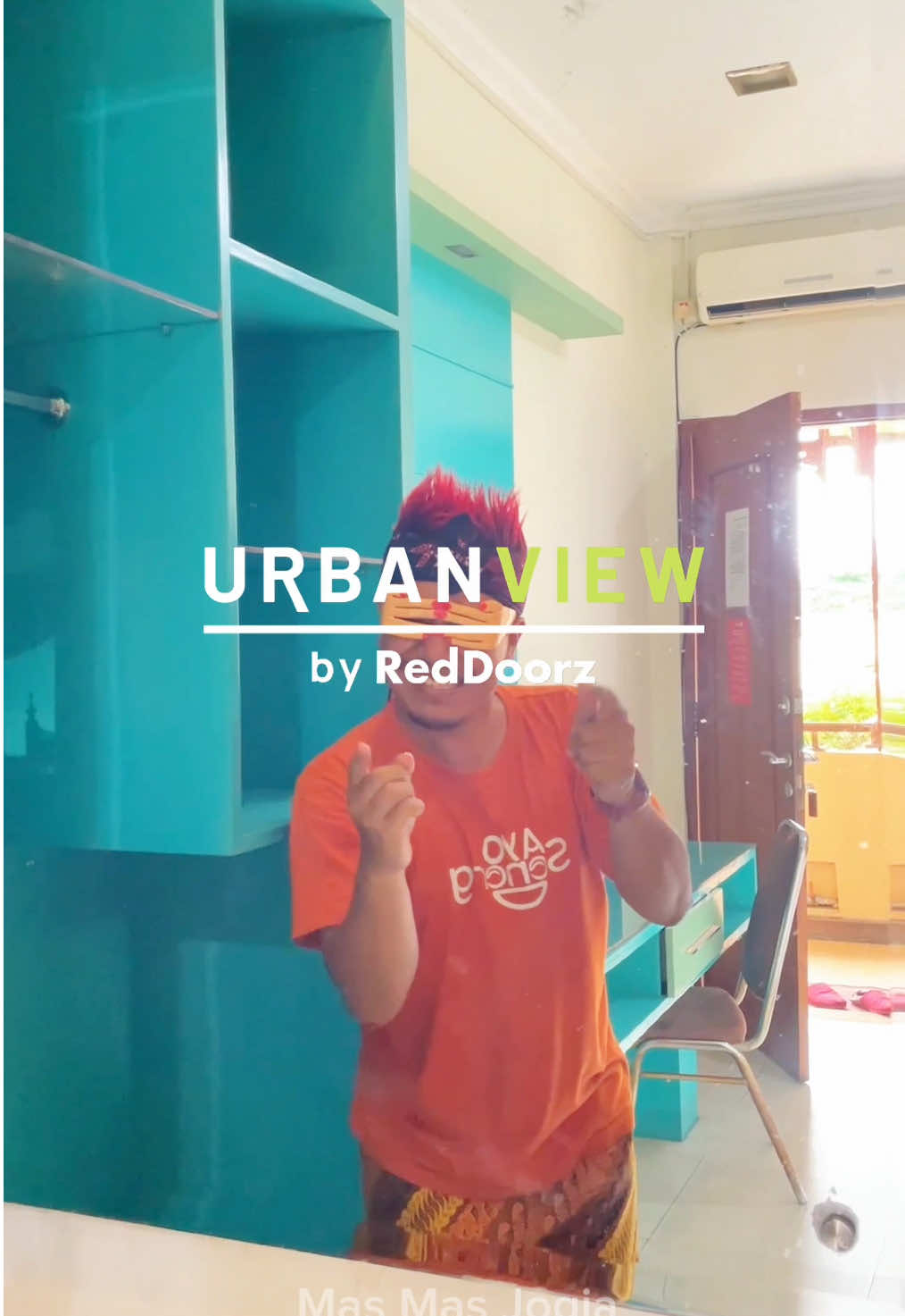 Solusi liburan ke Jogja pengen jalan jalan di kota kota ?? Nih tempat favorite liburan ke Jogja di kota kalian bisa nongkrong santay sambil ngopi dengan view tugu di kafe Kebon Ndalem atau di Omman atau pengen es krim juga ada gelato , mau foto foto baground tugu juga tersedia , Kalau mau minum yang hangat bisa kalau sore sampai malam di jalanan selatan tugu berjajar angkringan kopi joss !! Di tugu ini juga menjadi spot keramaian atau puncak acara tahun baruan jga loh .. So kalau kalian bingung mau menginapnya di mana yang harganya juga terjangkau, bisa nih di urbanview omah eka Santi bookingnya langsung di aplikasi reddorz yaa .. Buruan agendakan & segera Booking hotelnya karena sering penuh loh..  #RedTRavelers #RedDoorz #Bukasemuapintu #URBANVIEWbyRedDoorz