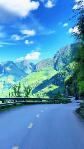 Đèo Mã Pí Lèng Hà Giang là một trong tứ đại đỉnh đèo hùng vĩ nhất #deomapileng #mapileng #hagiang #xephuot 