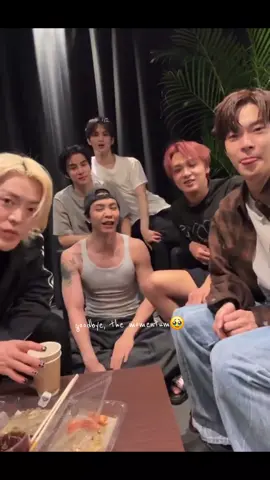 the momentum, bener2 konser terakhir merekaa, sebelum era eceranny🥹 agak nyesel karena ngk nonton momentum kemaren🥹 tapiii chilzennie is always there and support you llichil so please stay forever #nct127 #nct #ilichil #taeyong #jaehyun #jungwoo #doyoung #yuta #haechan #mark #johnny #forever #fypage 